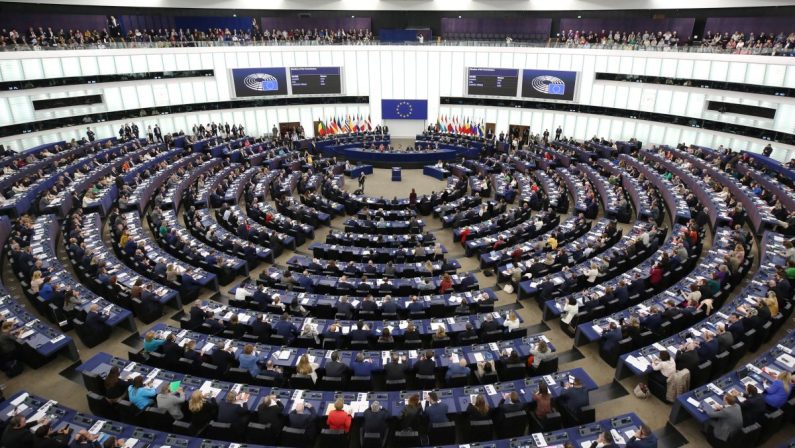 Parlamento Ue “Rafforzare il sostegno militare all’Ucraina”