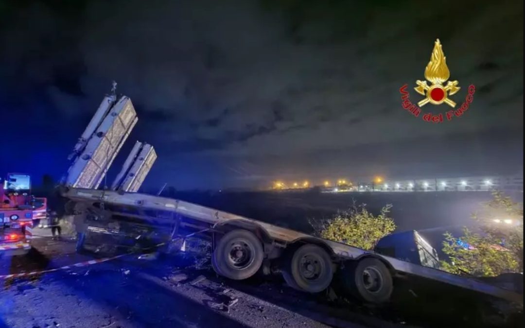 Nel Casertano, camion invade corsia: un morto e due feriti