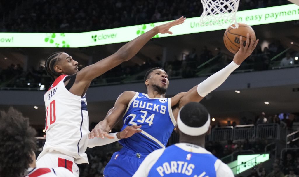 Quarto ko di fila per Golden State, Antetokounmpo trascina Milwaukee