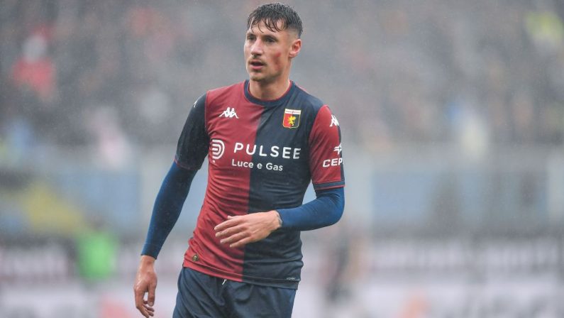 Pinamonti e un autogol dopo il rosso a Tourè, il Genoa passa a Udine