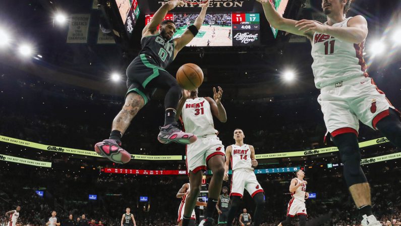 Boston travolge Miami, poker Atlanta, netto ko per i Lakers
