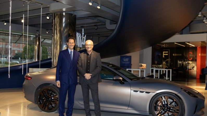 Presidente Stellantis John Elkann in visita alla Maserati