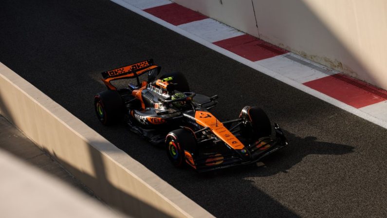 Prima fila McLaren ad Abu Dhabi, Sainz terzo, male Leclerc