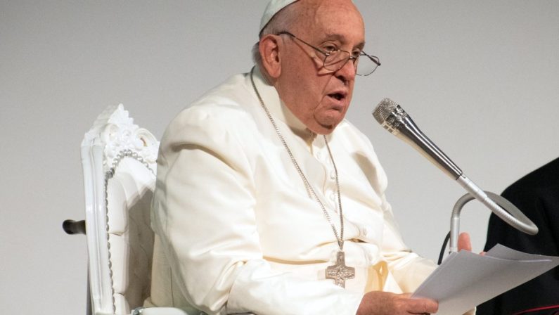 Diritti umani, Papa “Governanti ascoltino grido di pace”