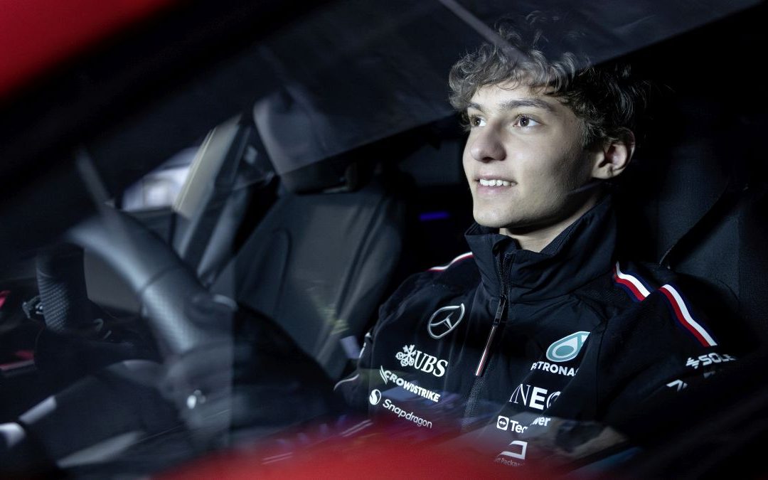 Kimi Antonelli gira con la Mercedes-Benz CLA 100% elettrica