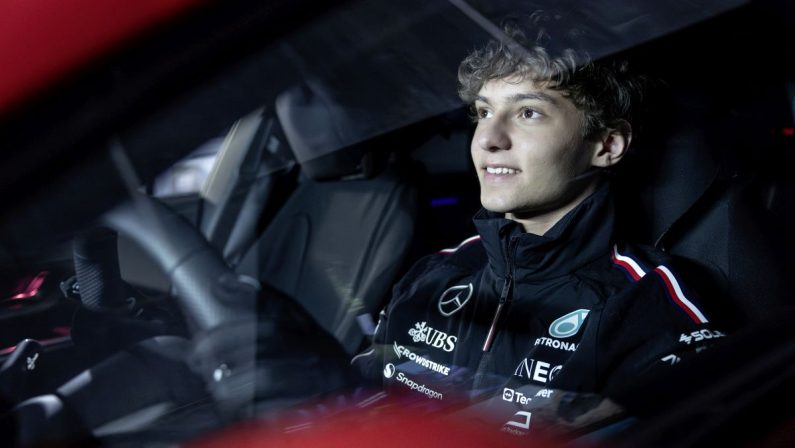 Kimi Antonelli gira con la Mercedes-Benz CLA 100% elettrica