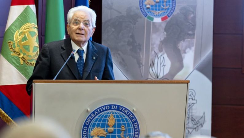 Mattarella “Dalle forze armate grande contributo al Paese”