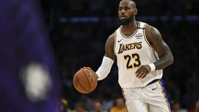 Nba, Lakers e Warriors super con James e Curry