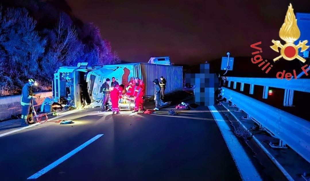 Cosenza, incidente sulla A2: camion si ribalta, ferito il conducente