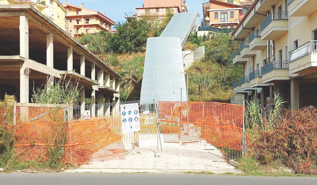 Vibo, scala mobile e pini abbattuti: bufera in commissione