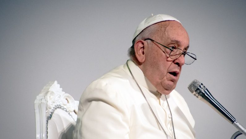 Papa Francesco “Nei conflitti sia rispettato il diritto umanitario”