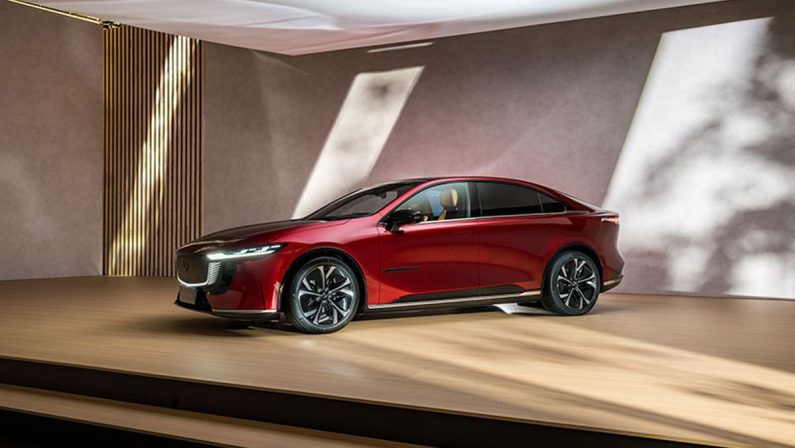 Debutta a Bruxelles la Mazda6e, la berlina 100% elettrica