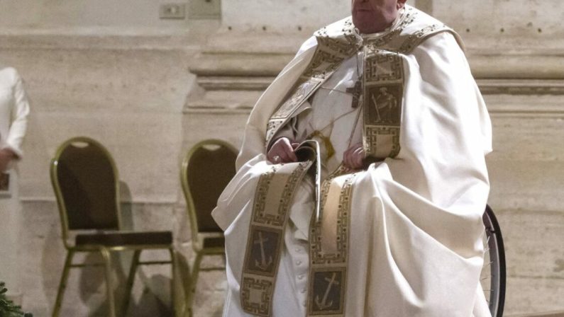 Papa Francesco cade a Santa Marta, contusione al braccio