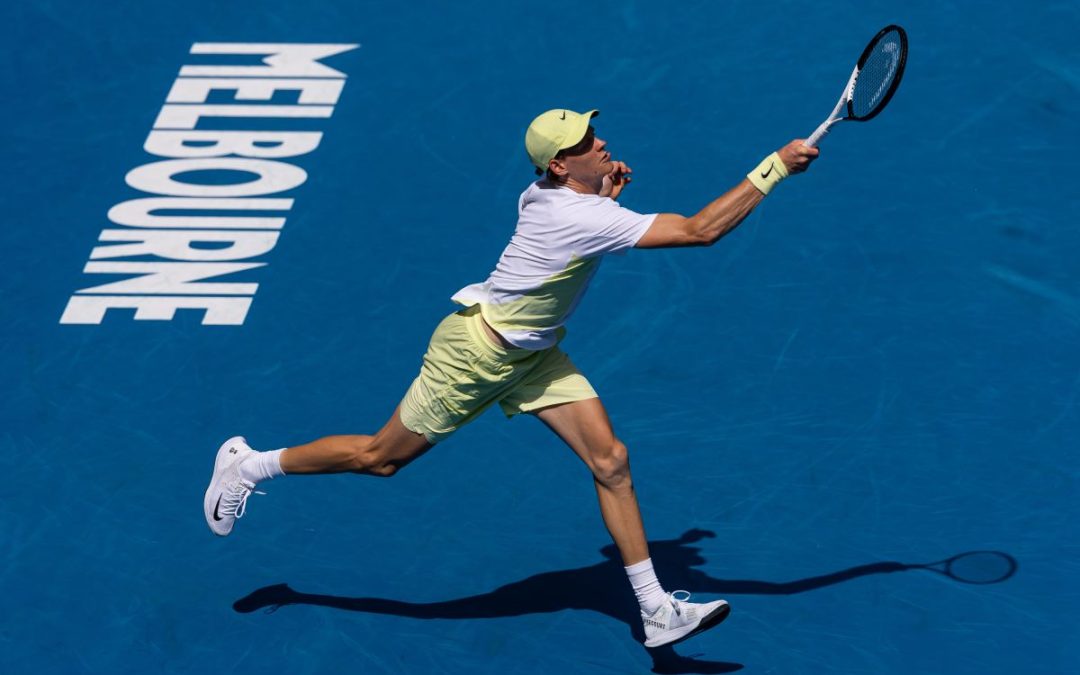 Sinner soffre un set ma avanza a Melbourne