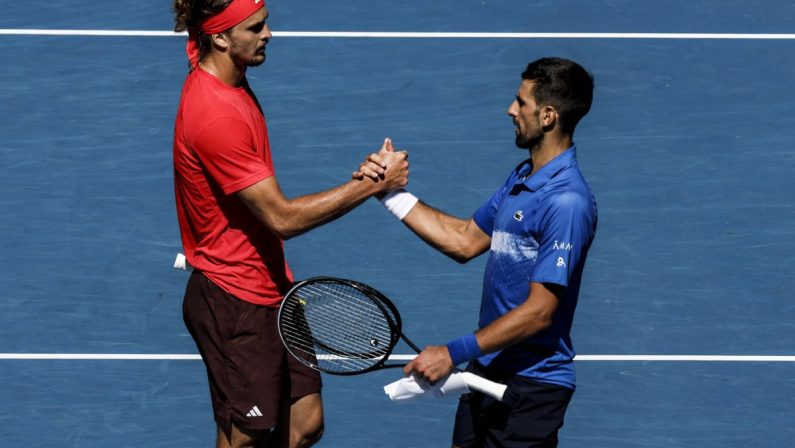 Djokovic si ritira dopo un set, Zverev in finale a Melbourne