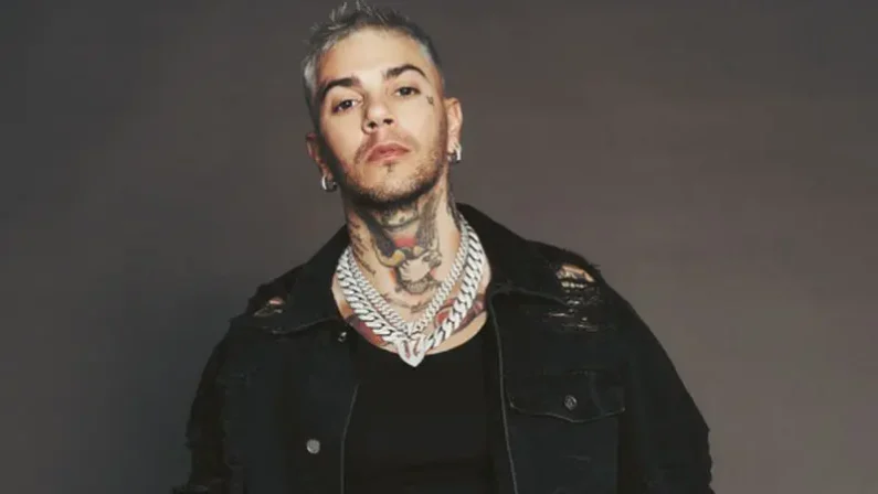 Emis Killa rinuncia a Sanremo “Preferisco fare un passo indietro”. In gara restano 29 cantanti