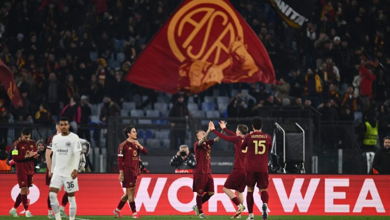 La Roma batte 2-0 l’Eintracht e accede ai play-off