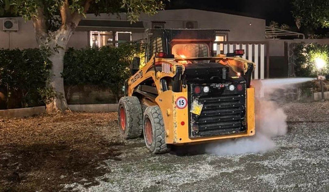 La ruspa incendiata davanti al ristorante di Cirò Marina