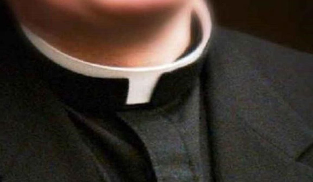 Marito entra in sacrestia e trova il parroco in intimità con la moglie