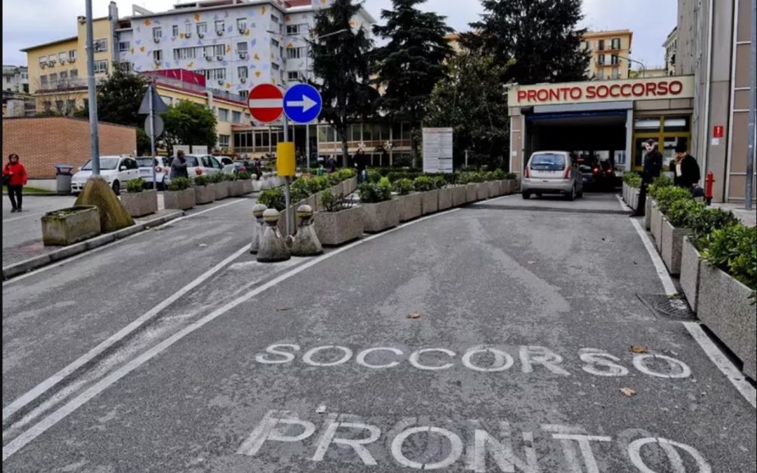 Napoli, ragazzo aggredito da baby gang con mazze e spranghe
