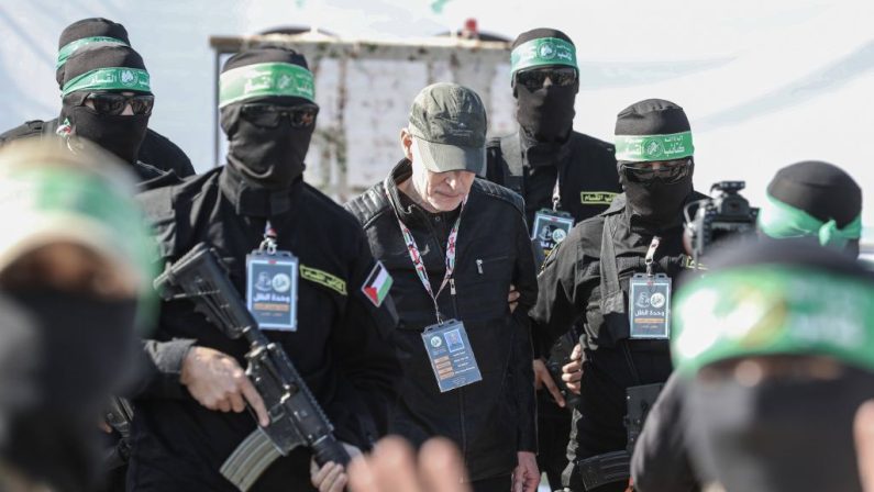 Hamas rilascia altri tre ostaggi, Israele libera 183 prigionieri palestinesi
