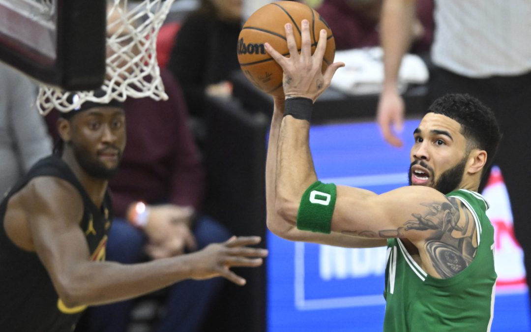 Boston vince a Cleveland, derby di Los Angeles ai Lakers