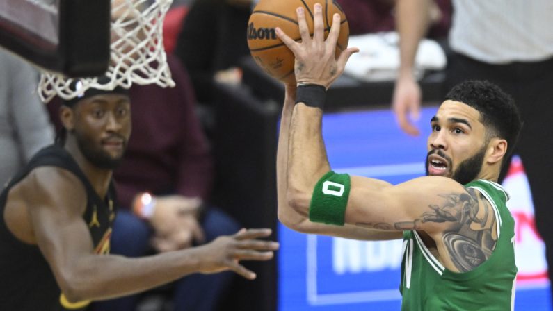 Boston vince a Cleveland, derby di Los Angeles ai Lakers