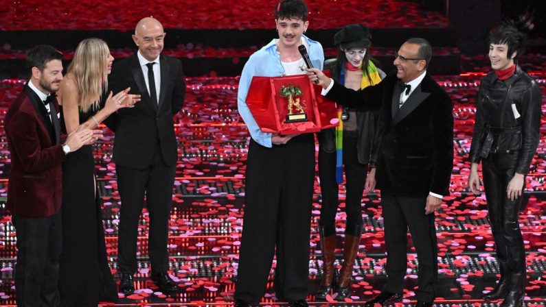 Sanremo, vince Olly. Secondo Lucio Corsi. Fischi per Giorgia e Achille Lauro fuori dalla top five