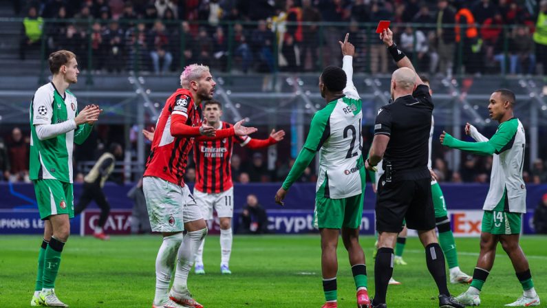 Rosso a Theo Hernandez e Milan eliminato, passa il Feyenoord
