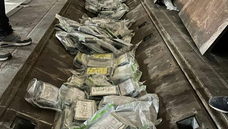Gioia Tauro, polizia sequestra 137 kg di cocaina