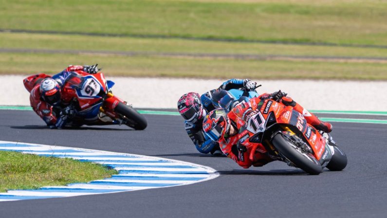 Superbike, Bulega inizia con vittoria in gara 1 in Australia