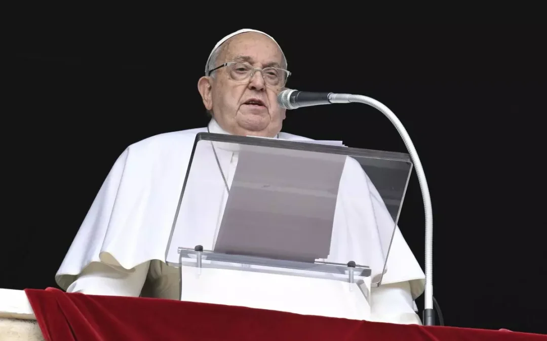 Papa, Santa Sede “La notte è trascorsa bene”. Rosari tutte le sere a San Pietro