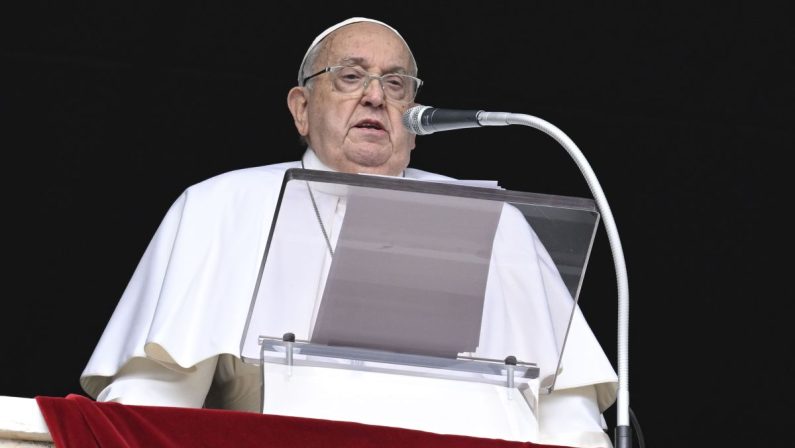 Papa, Santa Sede “La notte è trascorsa bene, sta riposando”