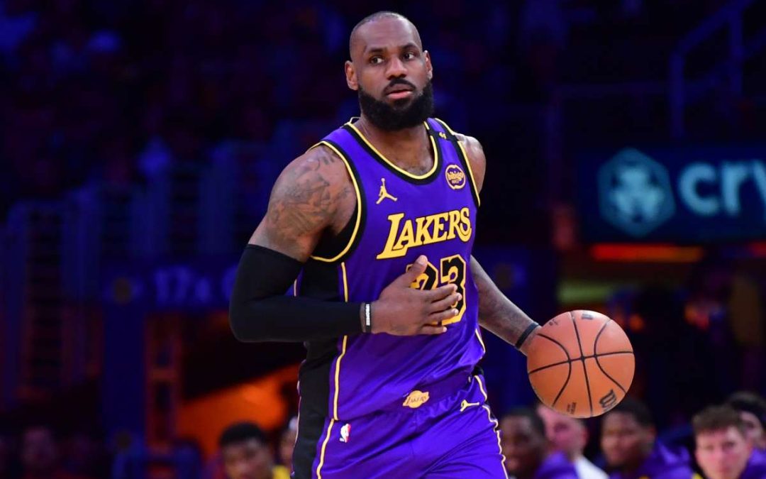 James trascina i Lakers, Curry fa festa con Golden State