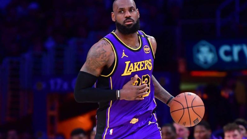 James trascina i Lakers, Curry fa festa con Golden State