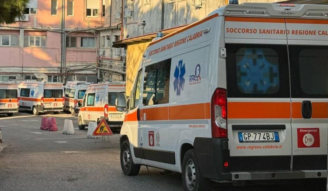 Vibo, mancano posti in ospedale e i pazienti finiscono sulle lettighe delle ambulanze