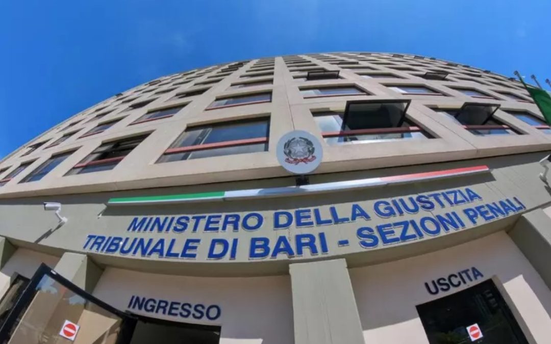 Bari, soldi e sesso per superare gli esami: docente condannato