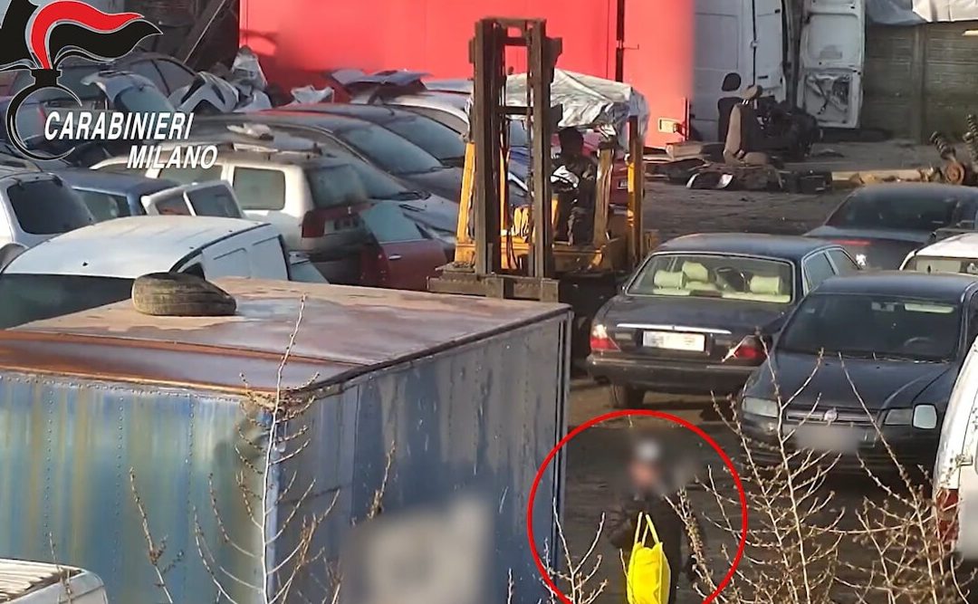 Uno degli scambi di droga nell'area di demolizione di proprietà di Francesco Orazio Desiderato