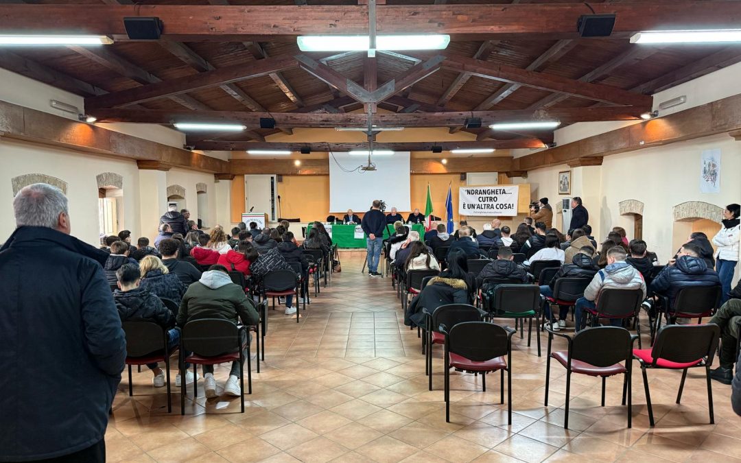 Pedagogia antimafia, riflessione degli studenti di Cutro su ecomafie e mancata bonifica di Crotone