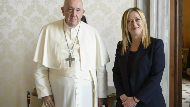 Papa, lieve miglioramento degli indici infiammatori. La visita di Meloni “L’ho visto vigile e reattivo”