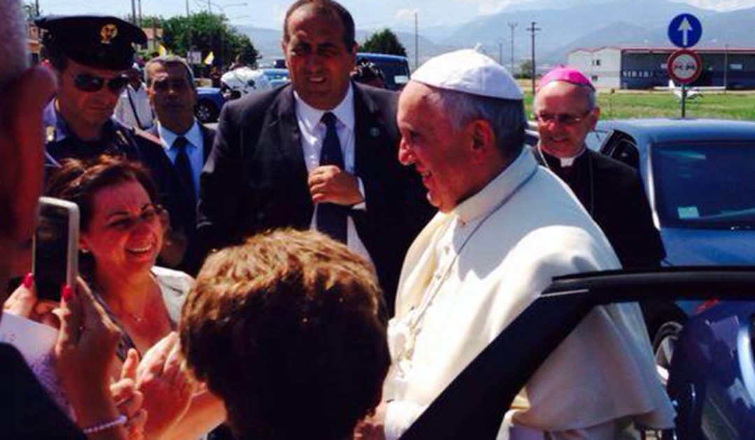 E Papa Francesco ferma il corteo di auto per baciare un angelo: la commovente storia di Roberta