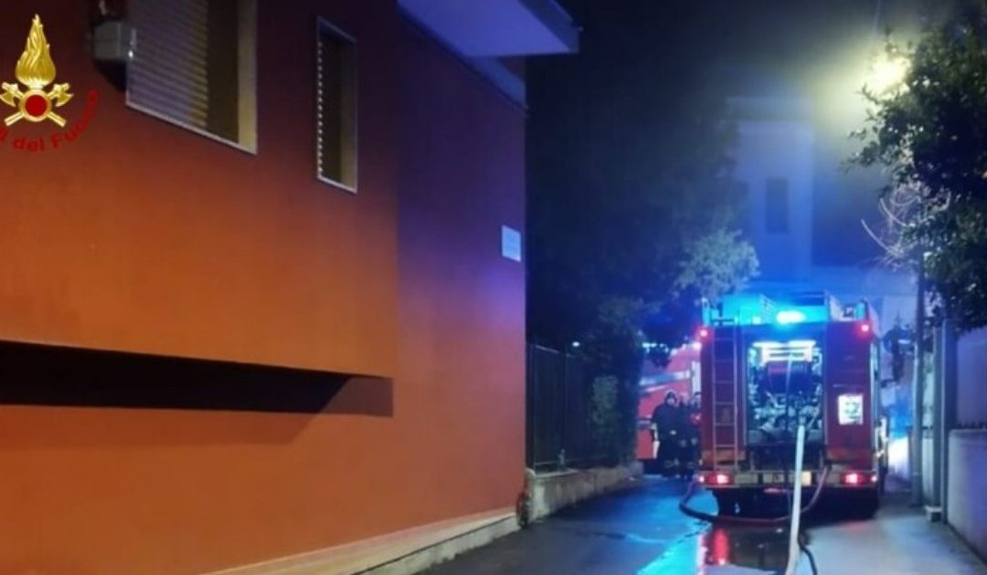Bari, incendio in autorimessa: paure e danni, ma nessun ferito