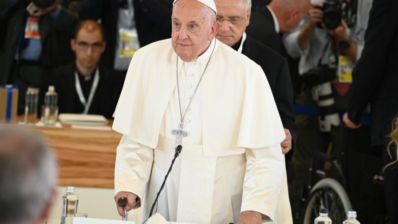 Il Papa in condizioni stabili, la prognosi rimane riservata