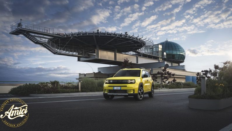 Fiat Grande Panda a fianco di “Amici” per supportare i giovani talenti