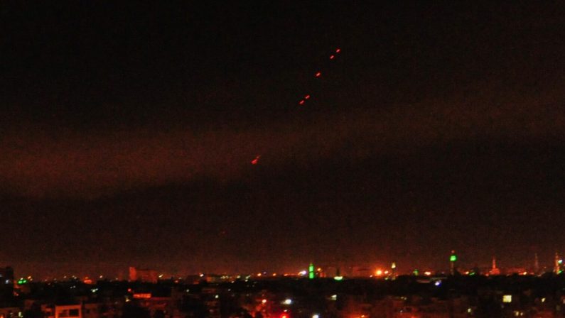 Nuovi raid aerei israeliani sulle basi militari in Siria