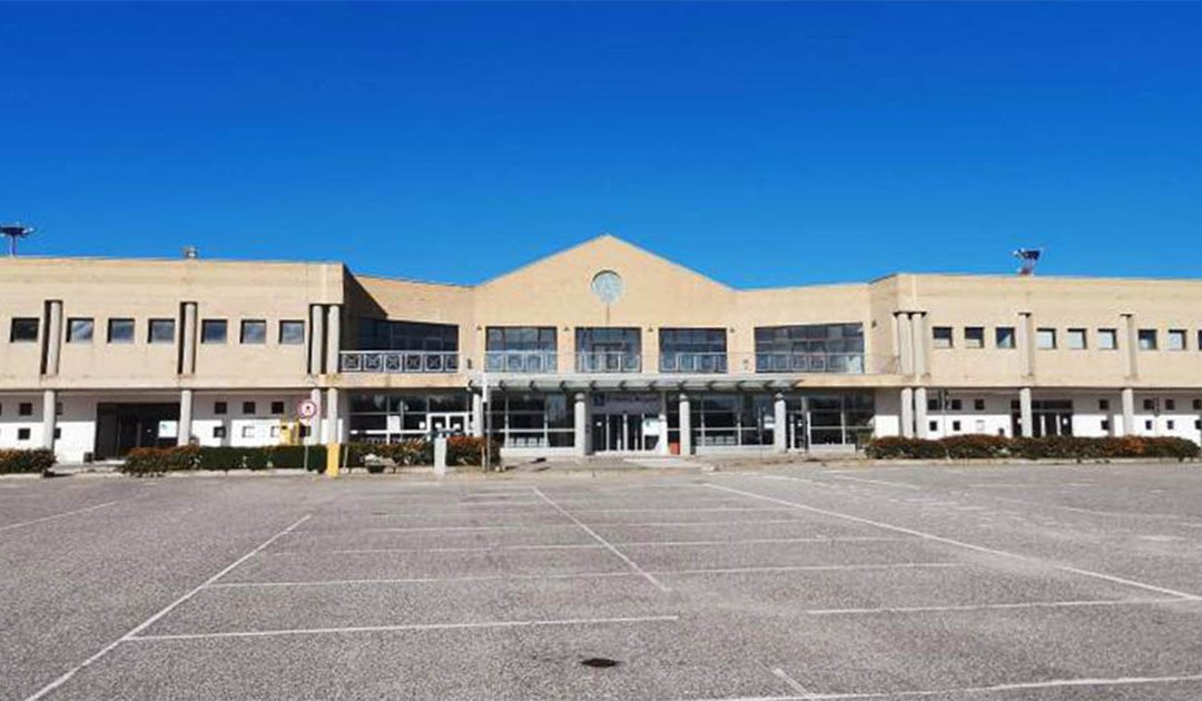 Diciotto passeggeri lasciati a terra all’aeroporto di Crotone