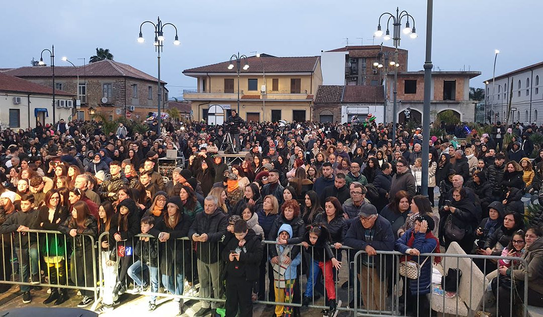 Il pubblico presente in piazza Pio XII alla fase conclusiva del Carnevale Miletese 2025