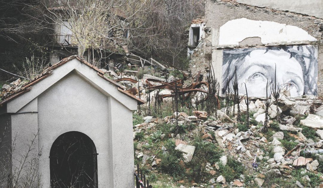 Una delle immagini scattate a Cavallerizzo tra le macerie dei luoghi interessati dalla frana del 2005 dalla fotografa Roberta Scardamaglia