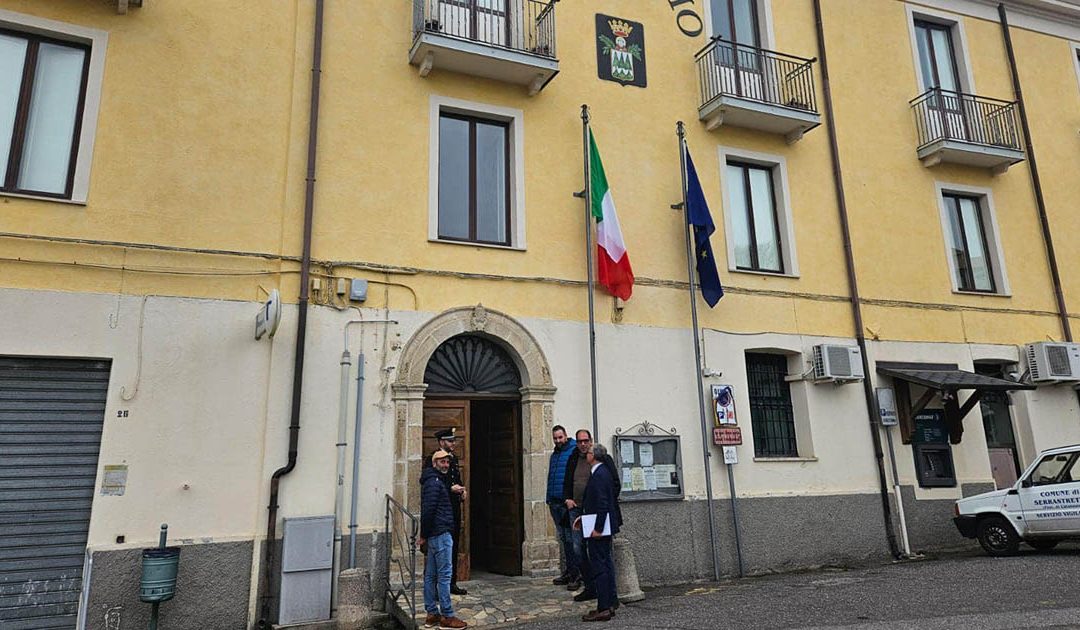 Il prefetto De Rosa davanti al palazzo municipale di Serrastretta