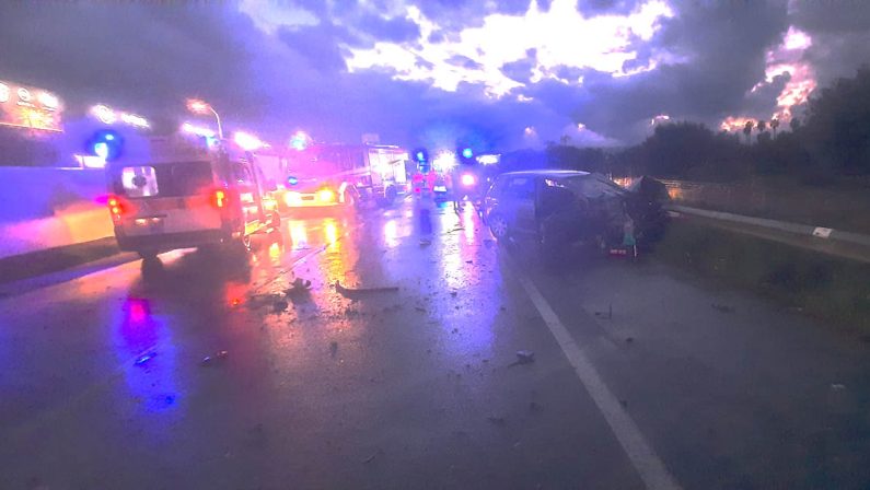 Tragedia nel Reggino, incidente stradale sulla 106: un morto e un ferito gravissimo